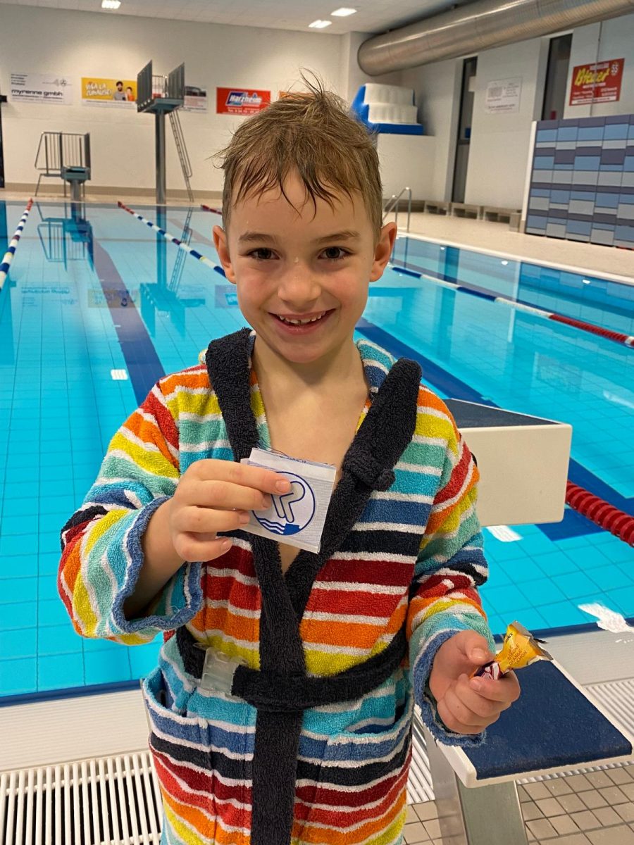 Kind mit Silberabzeichen | Schwimmschule Kleiner Delfin